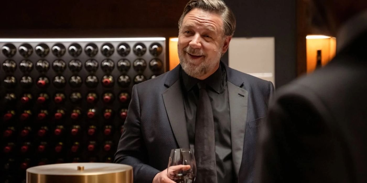 Russell Crowe Smiling In Poker Face