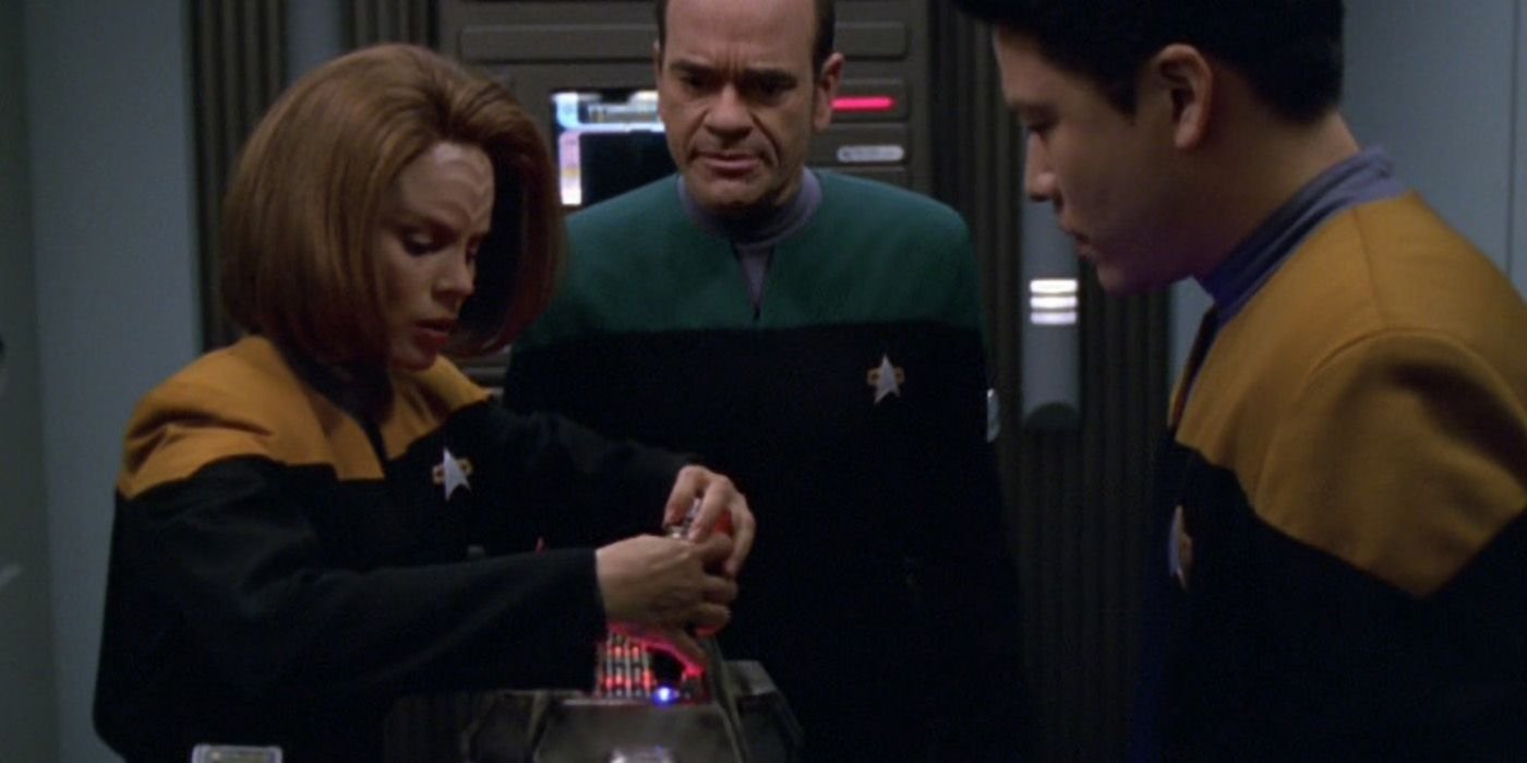 B'Elanna Torres, the Doctor, and Harry Kim examine an alien weapon in Voyager Warhead