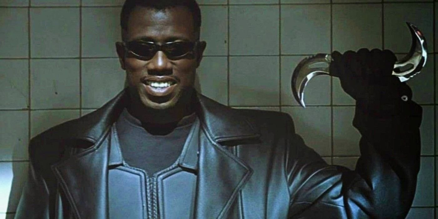 Wesley Snipes as Blade holding throwing weapon