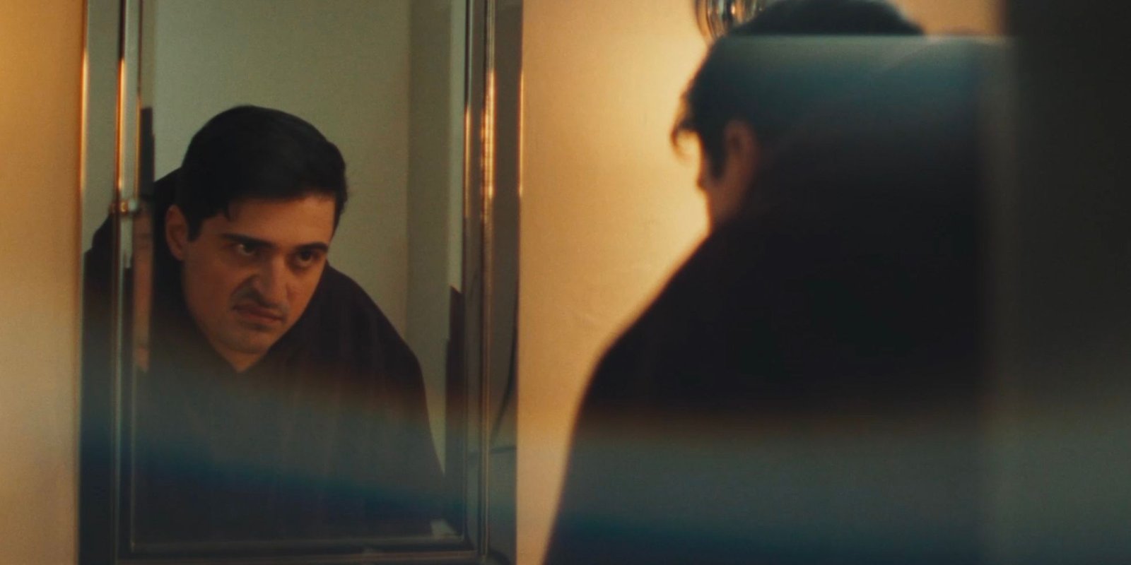 Yuriy Sardarov looking in the mirror in Daddy (2023)