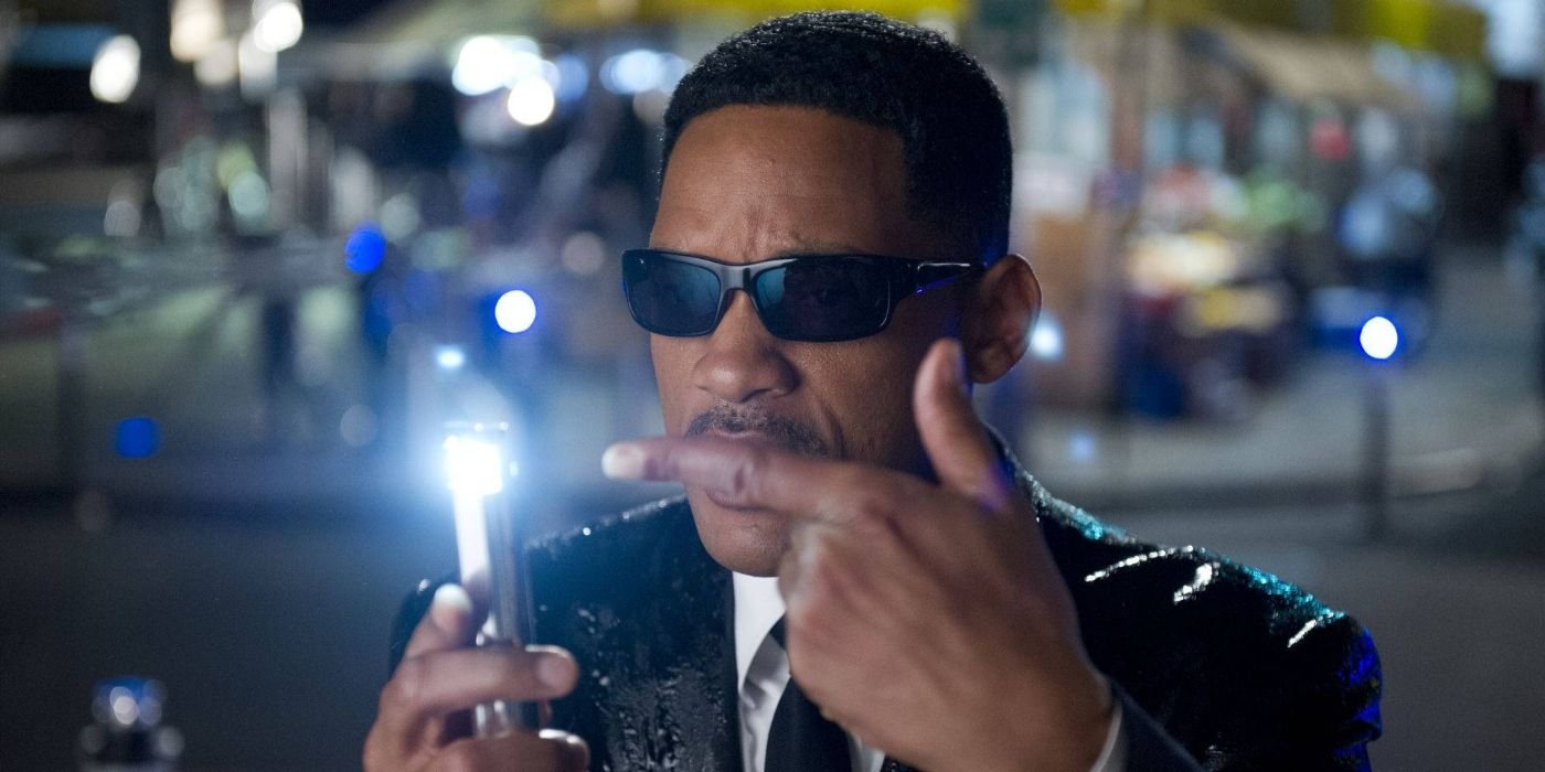 Will Smith points to his neuralyzer as Agent J in Men in Black