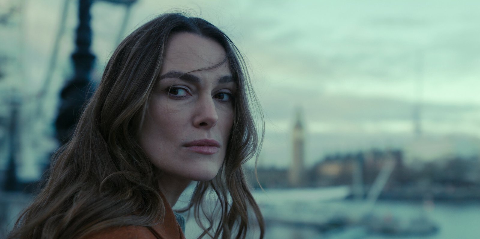 New Keira Knightley Spy Thriller With 100% On RT Is Now Streaming On Netflix & It's Perfect To Watch While Waiting For The Night Agent Season 2 2 Keira Knightley turns her head in Black Doves