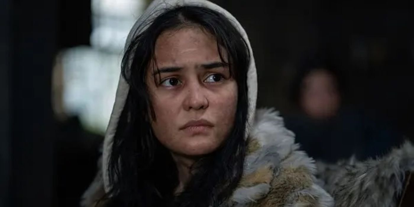 Yellowjackets Season 3's Wildness Timeline & Natalie As Antler Queen Addressed By Co-Creator 2 Lottie (Courtney Eaton) looking upset in Yellowjackets season 2 episode 3.