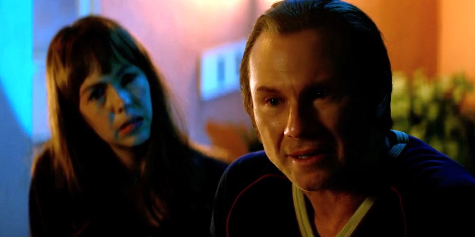 Laura Moser (Brittany Allen) looks concernedly at Harry Morgan (Christian Slater) in Dexter: Original Sin season 1, episode 5