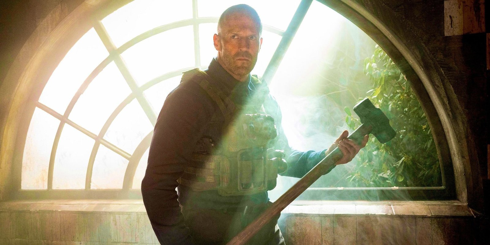 Jason Statham as Levon Cade holding a sledgehammer in A Working Man