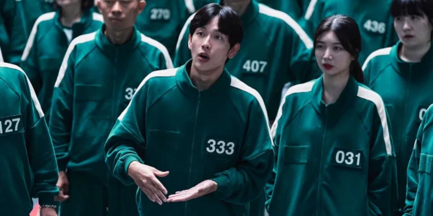 Myung-gi standing in a crowd and talking in Squid Game season 2