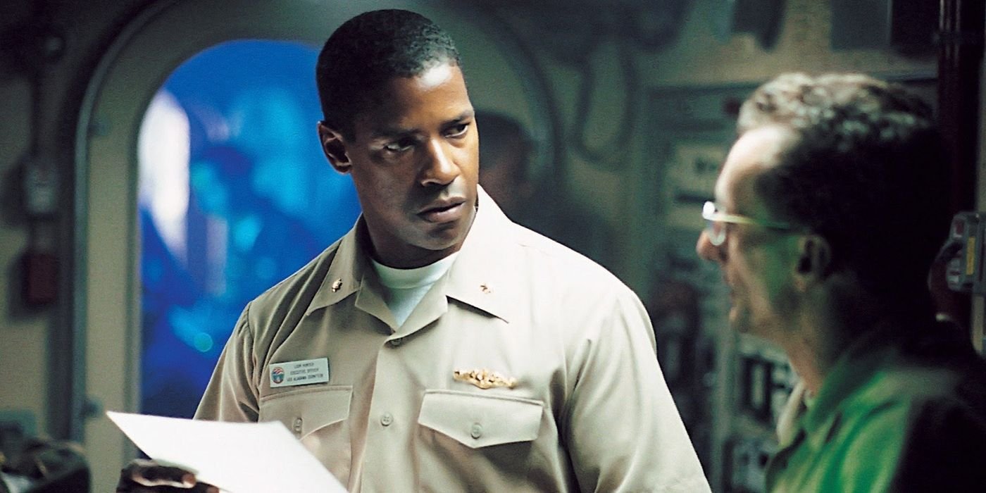 Denzel Washington holding some papers in Crimson Tide