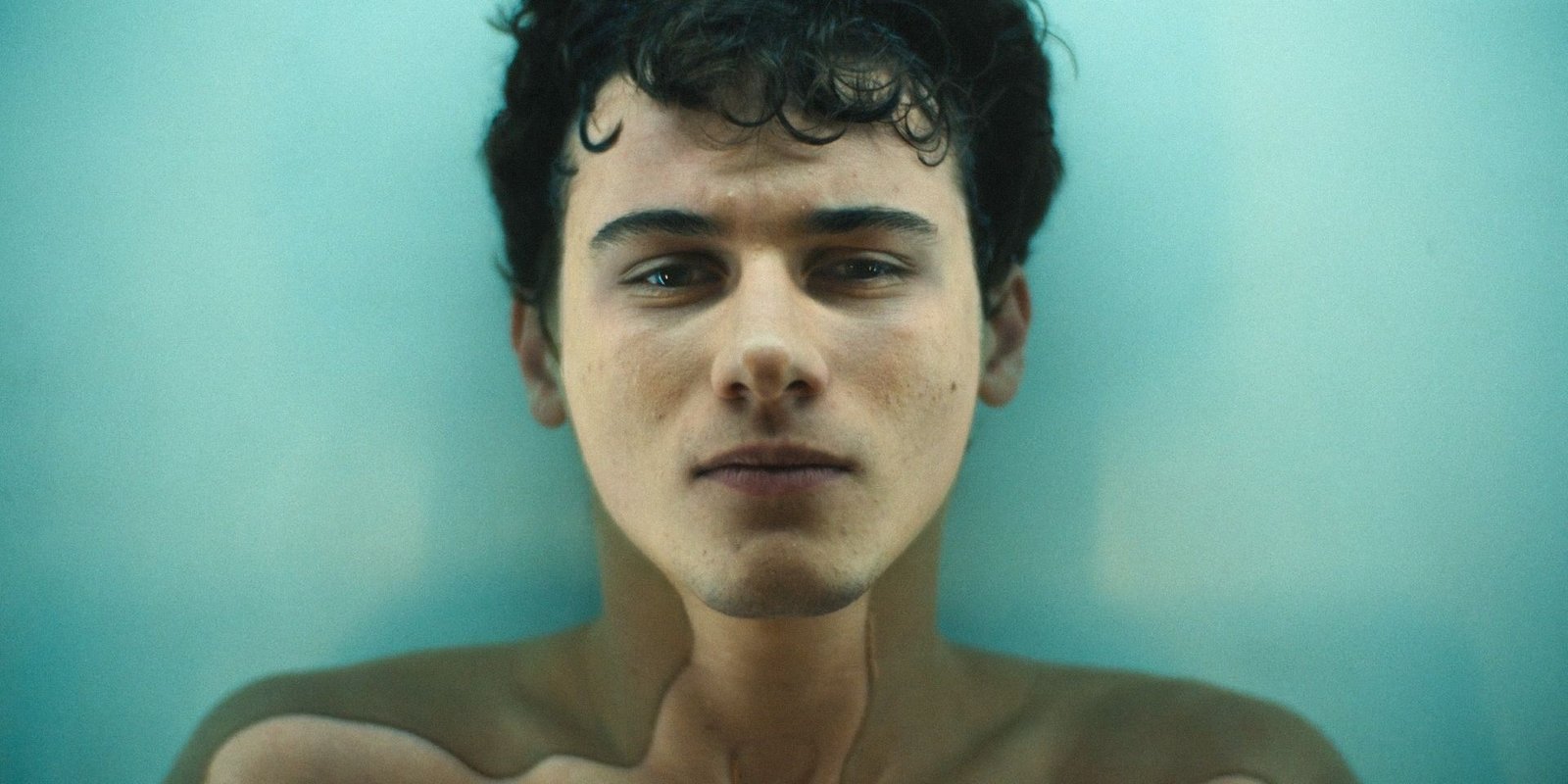Lochlan Ratliff (Sam Nivola) submerged in the water in The White Lotus Season 3 Ep 2