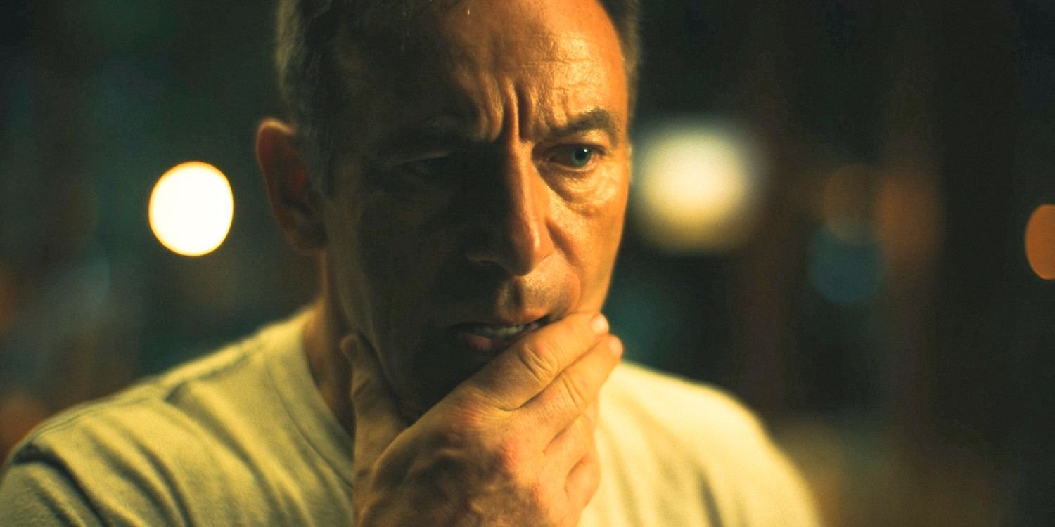 Timothy (Jason Isaacs) looking worried in The White Lotus Season 3 Ep 7