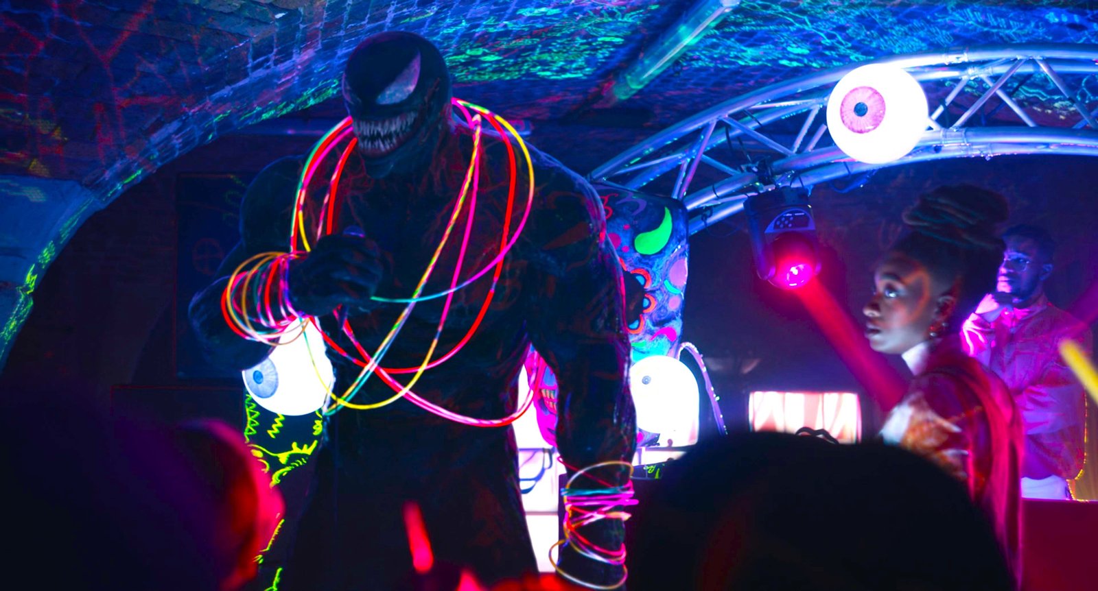 Venom at the club in Venom: Let There Be Carnage