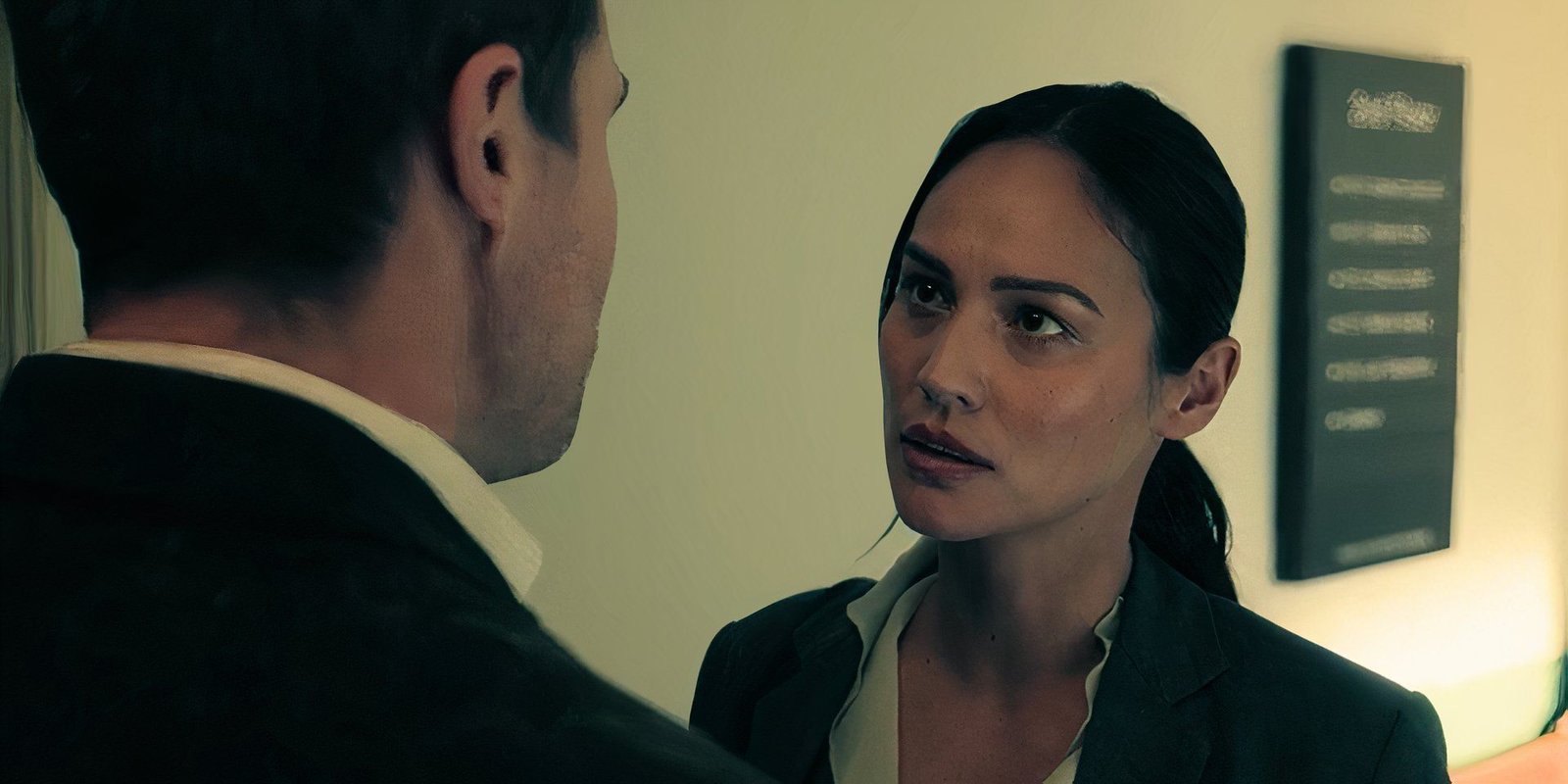 Stephen Amell as Ted Black and Rachelle Goulding as Samantha Railsback in a Suits LA flashback
