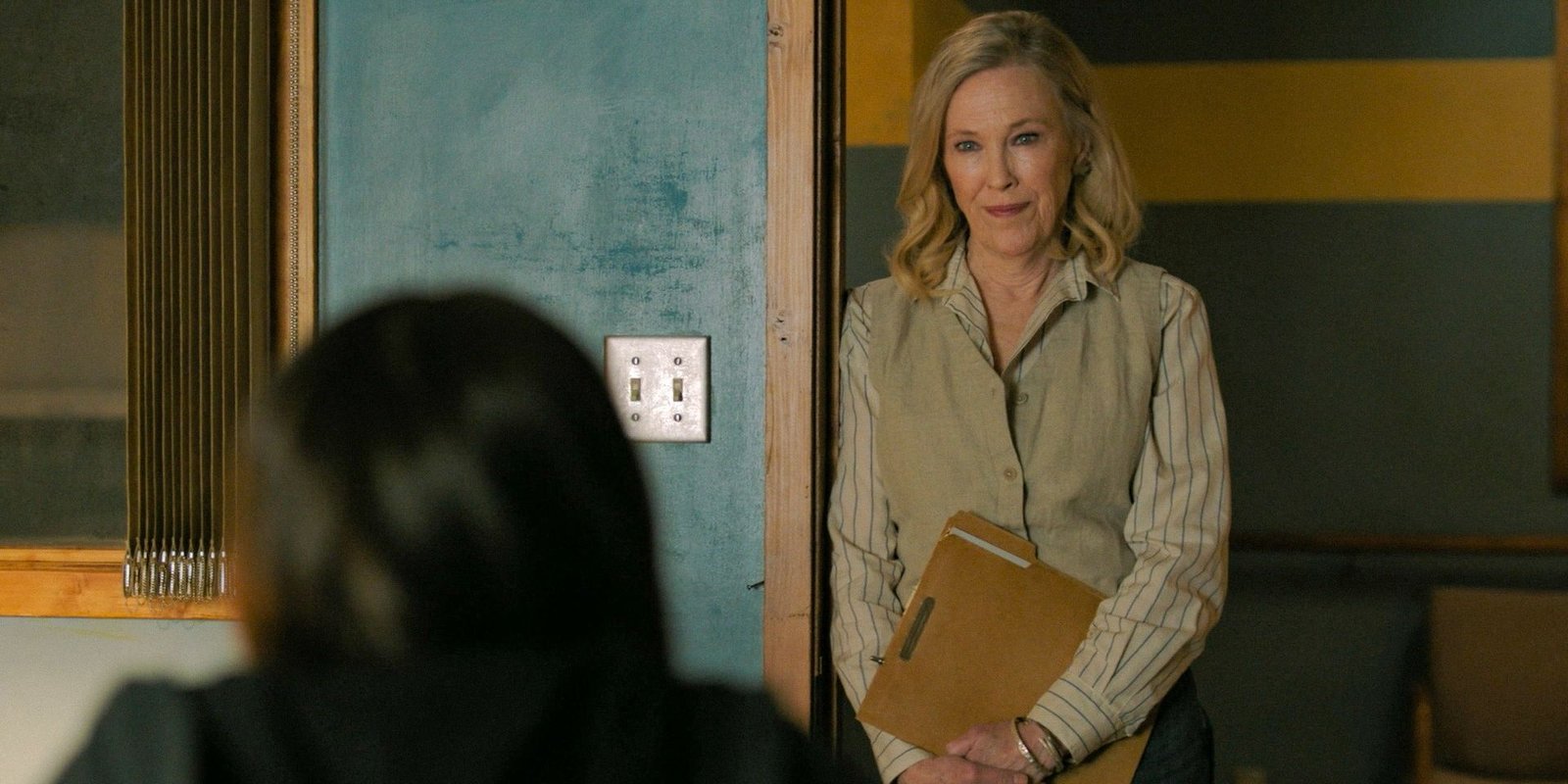 Gail (Catherine O'Hara) arriving to visit Ellie Williams (Bella Ramsey) in The Last of Us Season 2 Ep 3