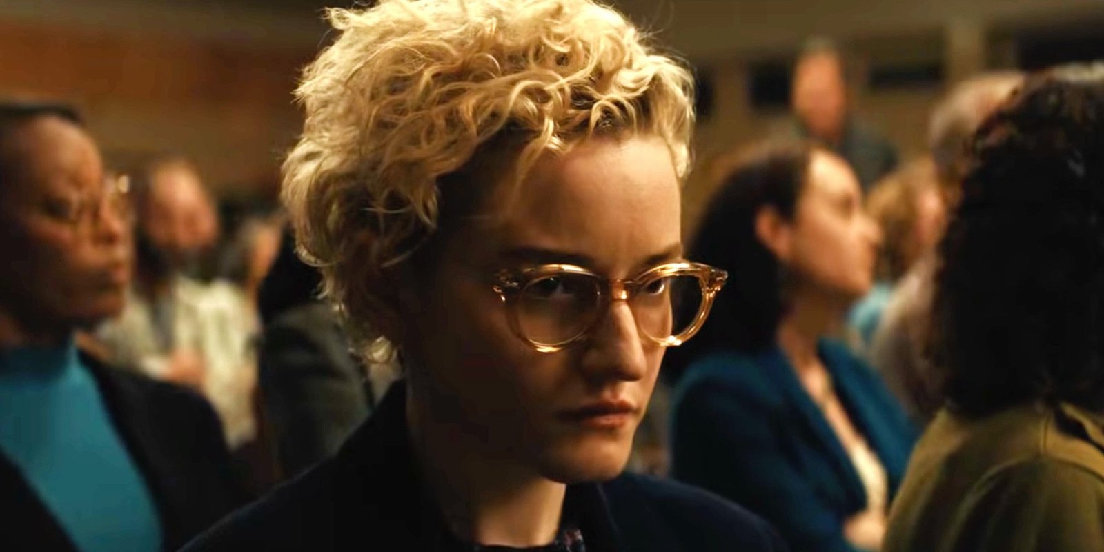 Overlooked 2022 Horror With 92% RT Score Is A Netflix Hit Less Than 3 Months Before The Director's Highly-Anticipated Follow-Up 3 Julia Garner in an audience looking concerned in Weapons