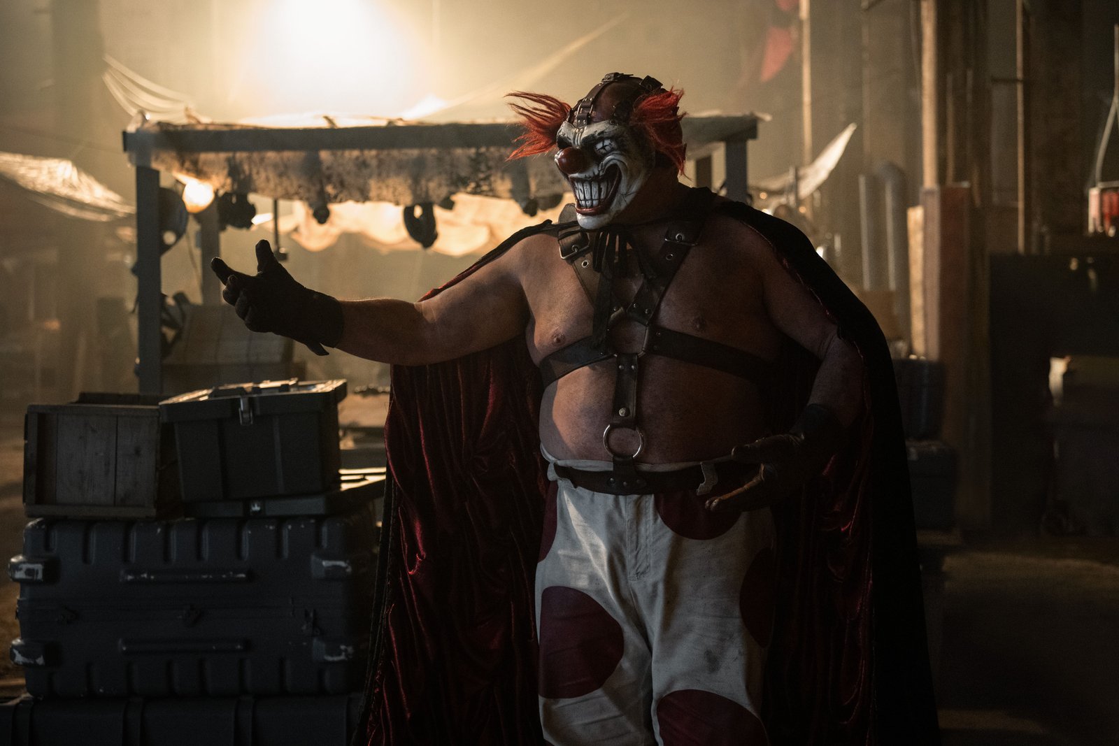 Joe Seanoa as Sweet Tooth brandishing his arm in Twisted Metal season 2