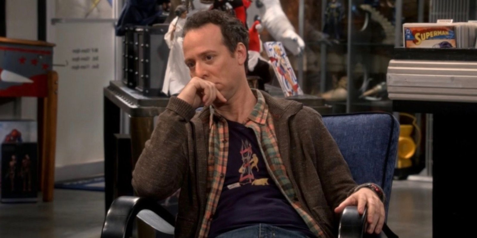 Kevin Sussman as Stuart looking attentive in The Big Bang Theory.