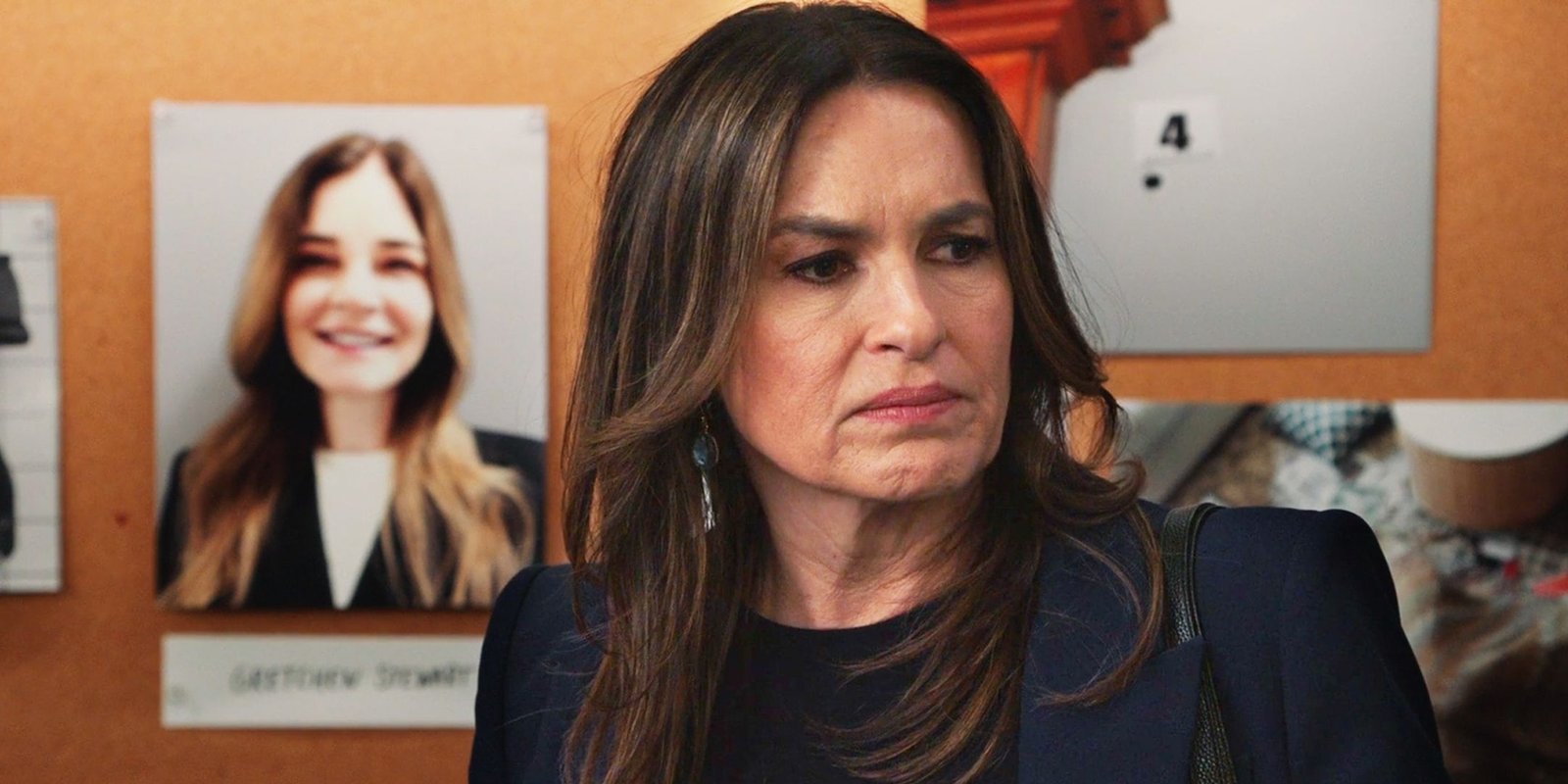 10 Best Guest Stars On Law & Order: SVU, Ranked 8 Benson stands in front of a crime board In Law & Order: SVU
