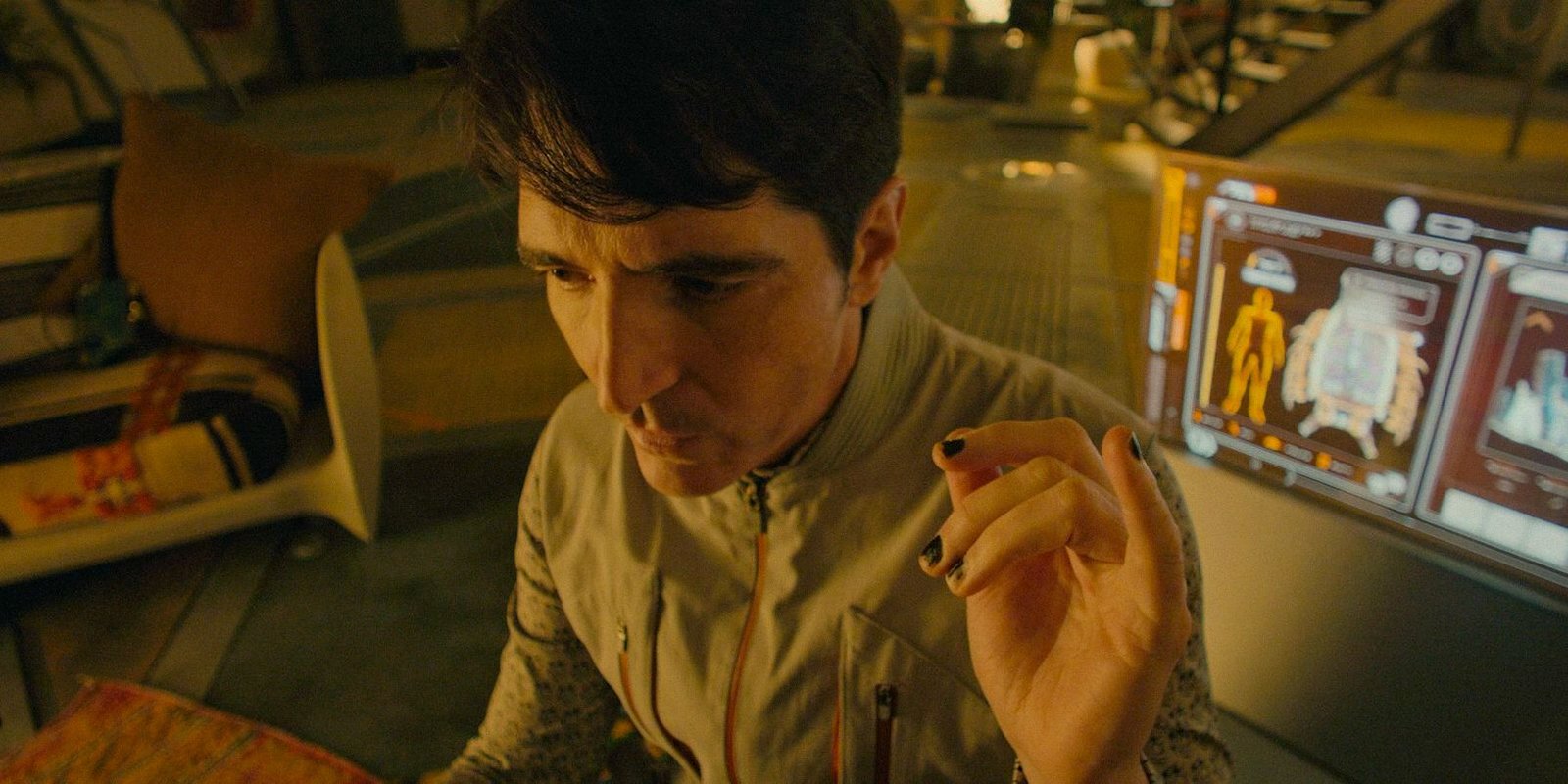 Apple TV+'s Streaming Charts-Topping 97% RT Sci-Fi Show Is Great, But I'm Still Disappointed As A Fan Of The Books 2 Gurathin (David Dastmalchian) focused in Murderbot Season 1 Ep 1