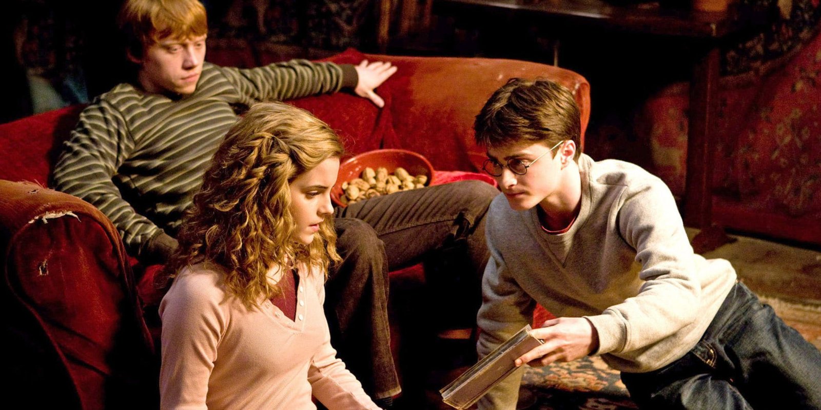 harry-ron-and-hermione-gryffindor-common-room