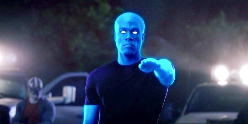Yahya Abdul-Mateen II as Dr Manhattan stretching out his arm in Watchmen