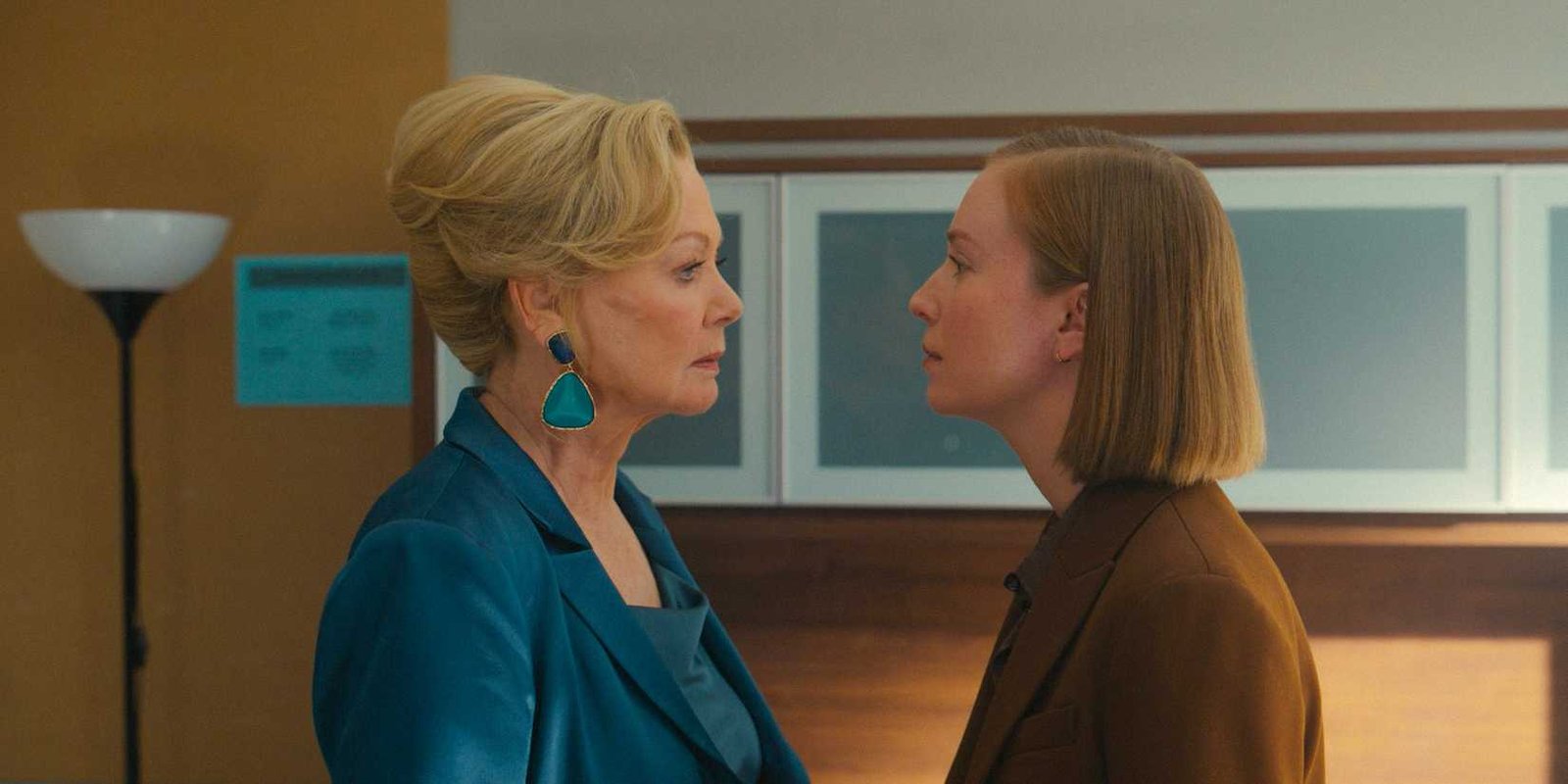 Deborah Vance (Jean Smart) and Ava Daniels (Hannah Einbinder) face to face in Hacks - S4; Ep 1