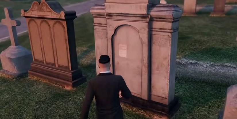 Player finding clue in Treasure Hunt on a tombstone in GTA Online.