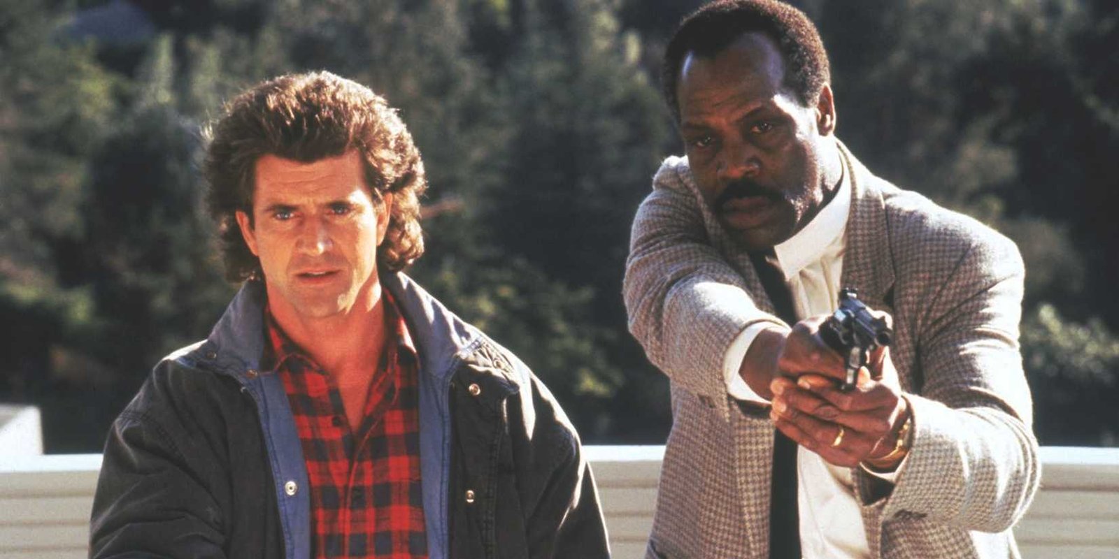 Riggs and Murtaugh with guns in Lethal Weapon