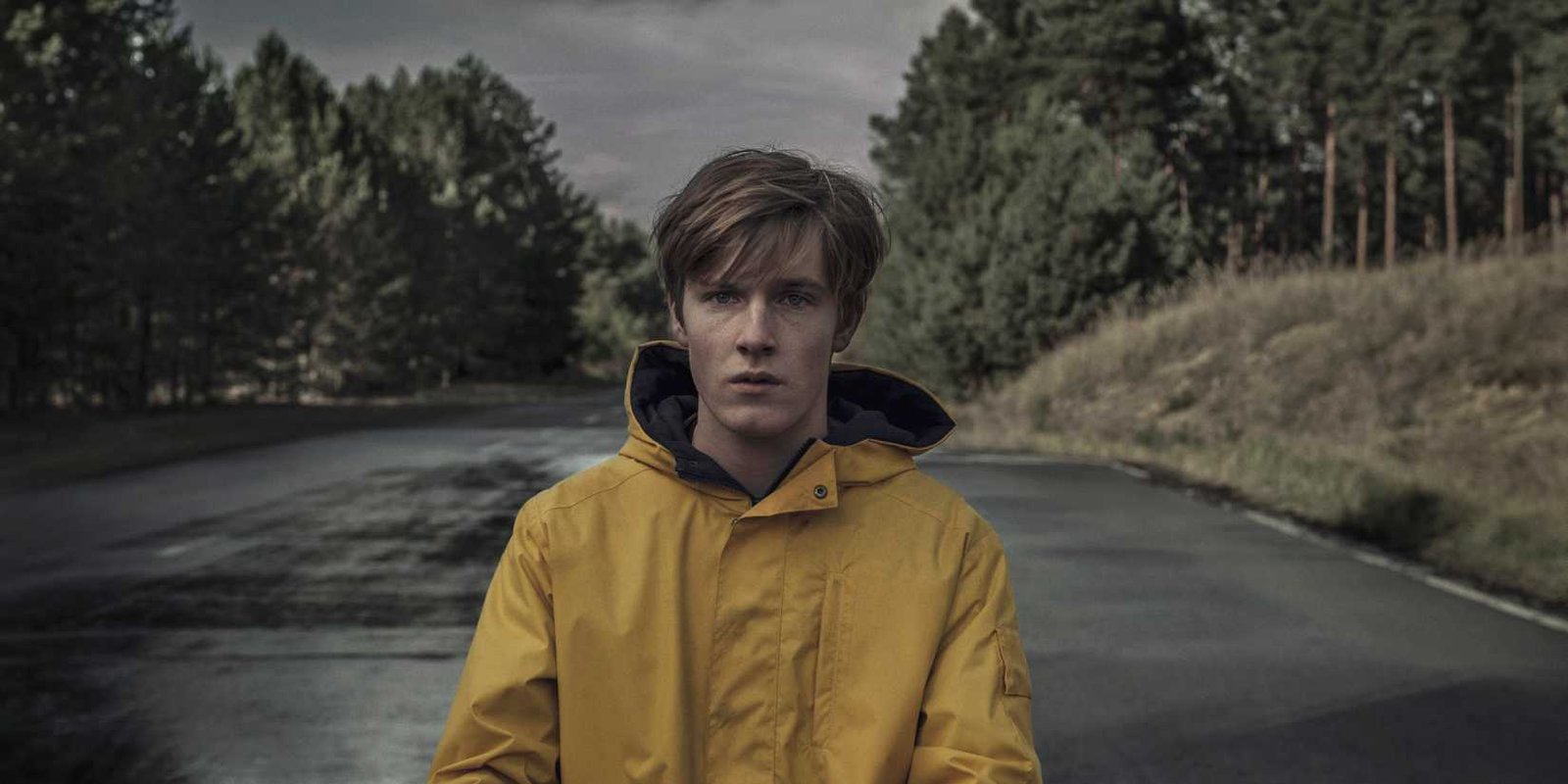 Jonas (Louis Hofmann) staring at something in Dark season 1, episode 1