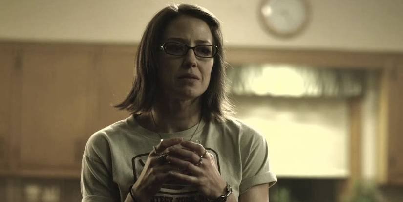 Carrie Coon as Margot handle her hands in Gone Girl
